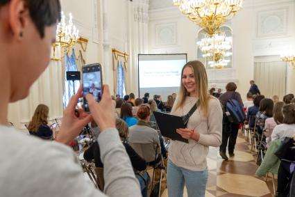 Санкт-Петербург. Участники ежегодной образовательной акции по проверке грамотности `Тотальный диктант-2019` в Мраморном дворце Русского музея.