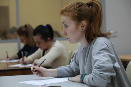 Красноярск. Участники ежегодной образовательной акции по проверке грамотности `Тотальный диктант-2019`.