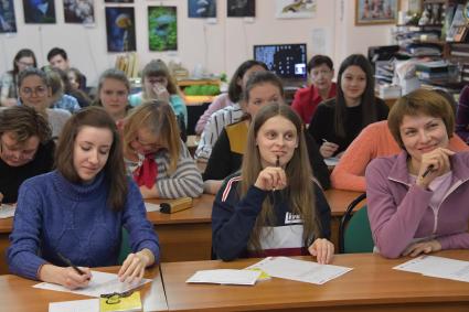 Москва.  Участники ежегодной образовательной акции `Тотальный диктант -2019`в самой большой библиотеке Новой Москвы.