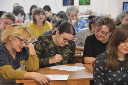 Москва.  Участники ежегодной образовательной акции `Тотальный диктант -2019`в самой большой библиотеке Новой Москвы.