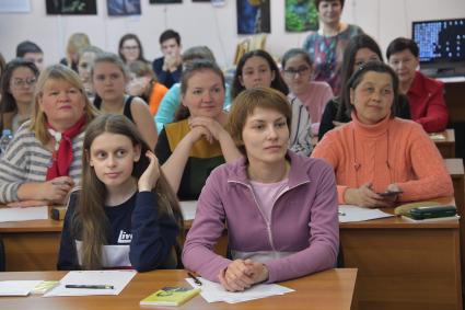 Москва.  Участники ежегодной образовательной акции `Тотальный диктант -2019`в самой большой библиотеке Новой Москвы.