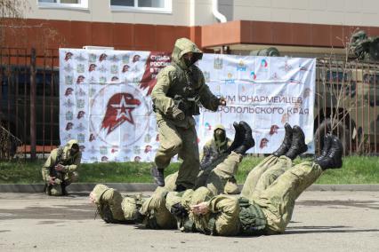 Ставрополь. Показательные выступления военнослужащих на  краевых соревнованиях юнармейских игр по военно-прикладным видам спорта.