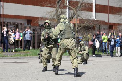 Ставрополь. Показательные выступления военнослужащих на  краевых соревнованиях юнармейских игр по военно-прикладным видам спорта.