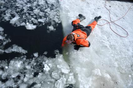 Москва. Спасатели МЧС отрабатывают навыки преодоления водных препятствий на поисково-спасательной станции `Строгино` в Строгинском затоне.