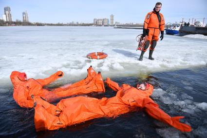 Москва. Юные полярники участники Большой арктической экспедиции отрабатывают навыки преодоления водных препятствий на поисково-спасательной станции `Строгино` в Строгинском затоне.