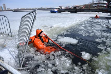 Москва. Спасатели МЧС отрабатывают навыки преодоления водных препятствий на поисково-спасательной станции `Строгино` в Строгинском затоне.