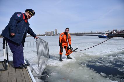 Москва. Спасатели МЧС отрабатывают навыки преодоления водных препятствий на поисково-спасательной станции `Строгино` в Строгинском затоне.