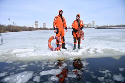 Москва. Спасатели МЧС отрабатывают навыки преодоления водных препятствий на поисково-спасательной станции `Строгино` в Строгинском затоне.