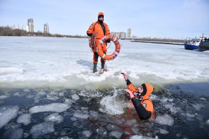 Москва. Спасатели МЧС отрабатывают навыки преодоления водных препятствий на поисково-спасательной станции `Строгино` в Строгинском затоне.