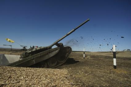 Челябинская область. 255 межвидовой военный полигон ЦВО (Центральный военный округ). Этапа конкурса Армейских международных игр \'Танковый биатлон\'. Победители окружного этапа  представят ЦВО на всеармейском этапе АрМИ-2019. Танк Т-72Б3