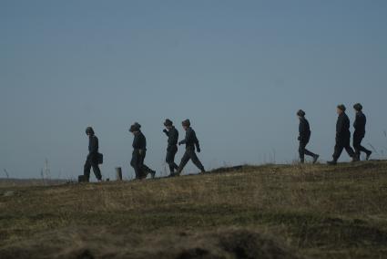 Челябинская область. 255 межвидовой военный полигон ЦВО (Центральный военный округ). Этапа конкурса Армейских международных игр \'Танковый биатлон\'. Победители окружного этапа  представят ЦВО на всеармейском этапе АрМИ-2019. Экипажи идут к своим танкам