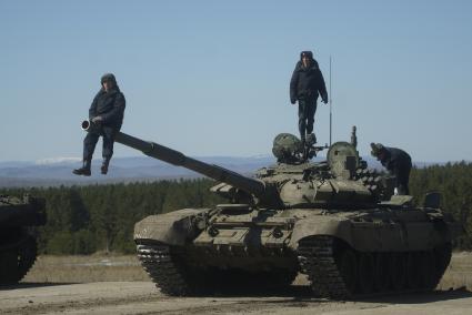 Челябинская область. 255 межвидовой военный полигон ЦВО (Центральный военный округ). Этапа конкурса Армейских международных игр \'Танковый биатлон\'. Победители окружного этапа представят ЦВО на всеармейском этапе АрМИ-2019. Экипаж танка Т-72Б3