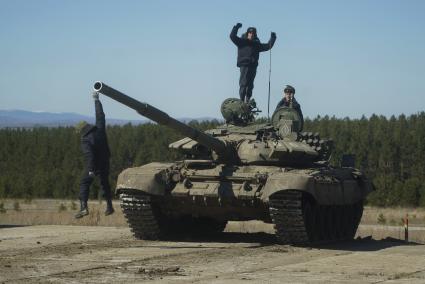 Челябинская область. 255 межвидовой военный полигон ЦВО (Центральный военный округ). Этапа конкурса Армейских международных игр \'Танковый биатлон\'. Победители окружного этапа  представят ЦВО на всеармейском этапе АрМИ-2019. Экипаж танка Т-72Б3