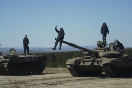 Челябинская область. 255 межвидовой военный полигон ЦВО (Центральный военный округ). Этапа конкурса Армейских международных игр \'Танковый биатлон\'. Победители окружного этапа  представят ЦВО на всеармейском этапе АрМИ-2019. Экипаж танка Т-72Б3