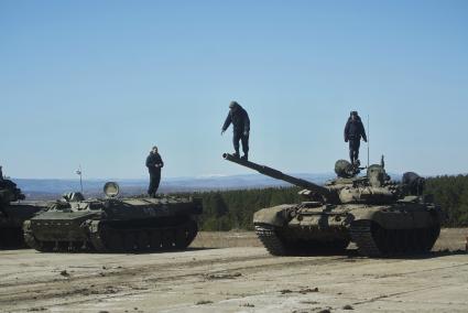 Челябинская область. 255 межвидовой военный полигон ЦВО (Центральный военный округ). Этапа конкурса Армейских международных игр \'Танковый биатлон\'. Победители окружного этапа  представят ЦВО на всеармейском этапе АрМИ-2019. Экипаж танка Т-72Б3