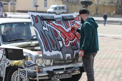 Ставрополь.  Молодой человек нанести на машину граффити во время   Всероссийского фестиваля уличных культур `Кардо`.