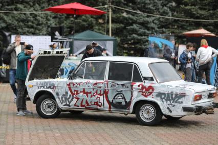 Ставрополь.  Молодой человек нанести на машину граффити во время   Всероссийского фестиваля уличных культур `Кардо`.