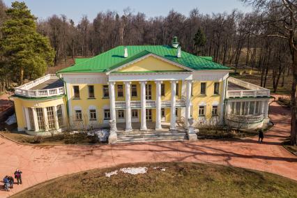 Московская область. Вид на главный дом музея-заповедника `Горки Ленинские`.