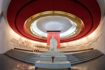 Московская область. Памятник Ленину в одном из залов музея Ленина на территории музея-заповедника `Горки Ленинские`.