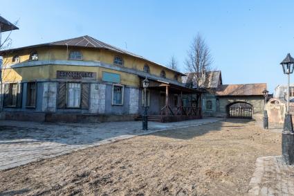 Московская область. Декорации киногородка на территории музея-заповедника `Горки Ленинские`.