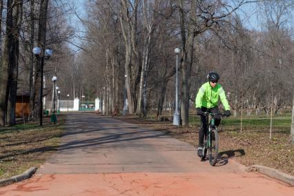 Московская область. Велосипедист на аллеях дома музея-заповедника `Горки Ленинские`.
