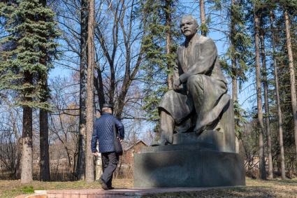 Московская область. Памятник Владимиру Ленину на аллее дома музея-заповедника `Горки Ленинские`.