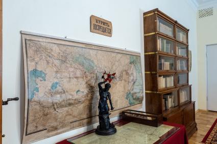 Московская область. Карта России в рабочем кабинете Владимира Ленина на территории музея-заповедника `Горки Ленинские`.