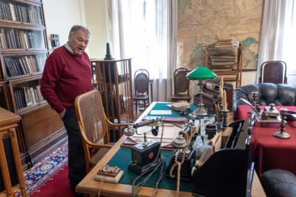 Московская область. Корреспондент `Комсомольской правды` Александр Гамов в рабочем кабинете Владимира Ленина на территории музея-заповедника `Горки Ленинские`.