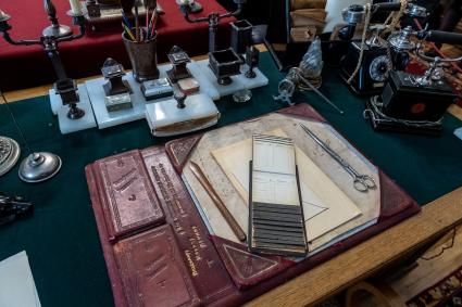 Московская область. Телефонная книга Ленина в его рабочем кабинете на территории Музея-заповедника `Горки Ленинские`.