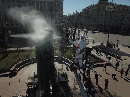 Москва. Сотрудники коммунальных служб моют памятник поэту Аленсандру Пушкину.