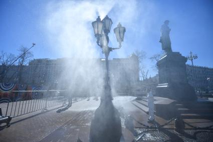 Москва. Сотрудники коммунальных служб моют памятник поэту Аленсандру Пушкину.