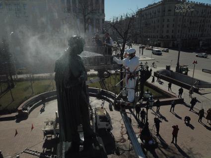 Москва. Сотрудники коммунальных служб моют памятник поэту Аленсандру Пушкину.