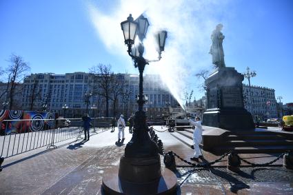 Москва. Сотрудники коммунальных служб моют памятник поэту Аленсандру Пушкину.