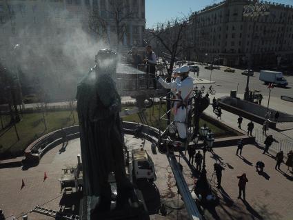 Москва. Сотрудники коммунальных служб моют памятник поэту Аленсандру Пушкину.