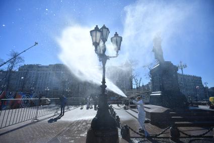 Москва. Сотрудники коммунальных служб моют памятник поэту Аленсандру Пушкину.