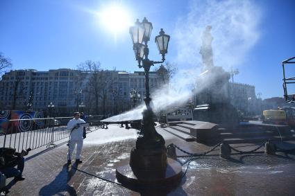 Москва. Сотрудники коммунальных служб моют памятник поэту Аленсандру Пушкину.