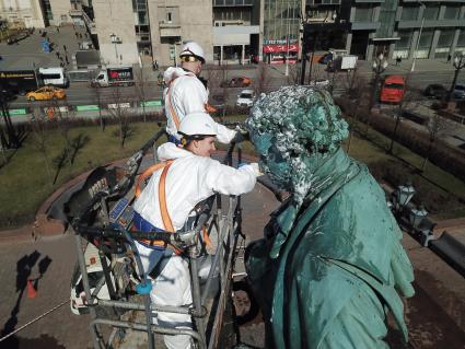 Москва. Сотрудники коммунальных служб моют памятник поэту Аленсандру Пушкину.