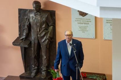 Санкт-Петербург. Кинорежиссер Владимир Бортко во время  торжественной  церемонии открытия памятника академику Жоресу  Алферову  в Национально-исследовательском  Академическом университете РАН.