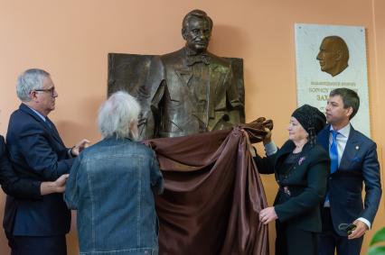 Санкт-Петербург. Вдова Жореса Алферова Тамара Дарская ( справа) во время  торжественной  церемонии открытия памятника академику Жоресу  Алферову  в Национально-исследовательском  Академическом университете РАН.