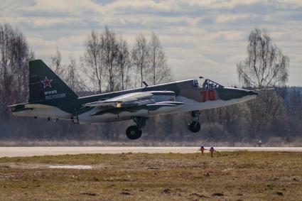 Московская область, Кубинка. Взлет истребителя Су-25  во время репетиции воздушной части парада Победы.