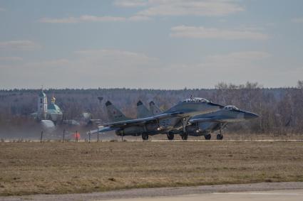 Московская область, Кубинка. Взлет истребителей  МиГ-29 СМТ и МиГ-29 УБТ во время репетиции воздушной части парада Победы.