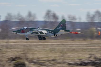 Московская область, Кубинка. Истребитель  Су-25  выпускает тормозной парашют после окончания репетиции воздушной части парада Победы.