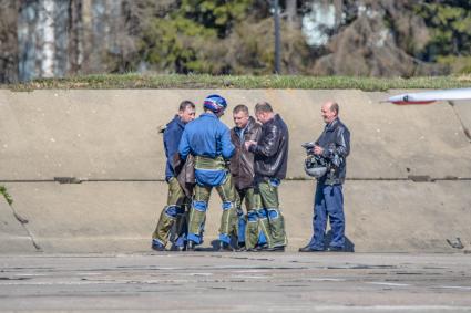 Московская область, Кубинка.  Пилоты АГВП  `Стрижи` после репетиции  воздушной части парада Победы.