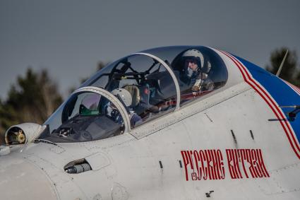 Московская область, Кубинка.  Пилоты истребителя  Су-30 СМ  АГВП  `Русские витязи`в кабине самолета перед вылетом на  репетицию воздушной части парада Победы.