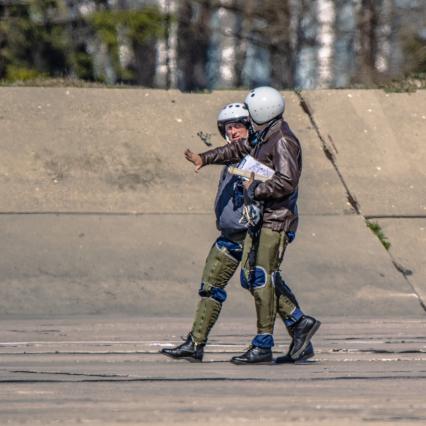 Московская область, Кубинка. Экипаж гвардии полковника Андрея Алексеева после репетиции воздушной части парада Победы.