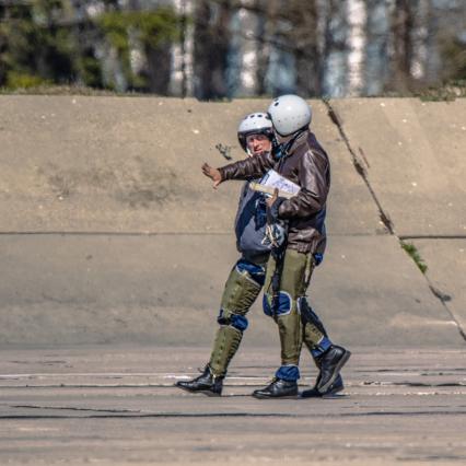 Московская область, Кубинка. Экипаж гвардии полковника  Андрея Алексеева  после репетиции воздушной части парада Победы.