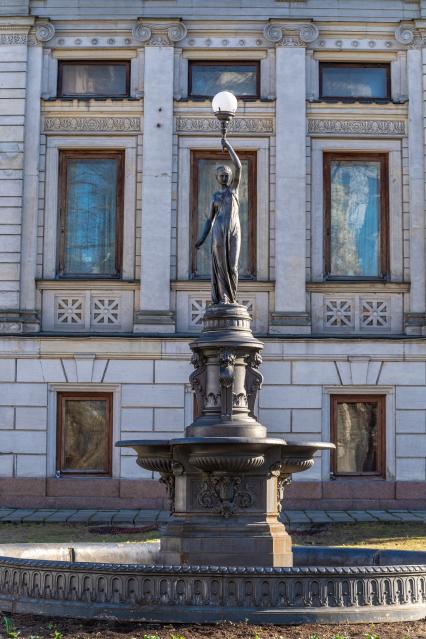 Москва. Фрагмент фонтана `Царица ночи`в парке особняка, принадлежавшего золотопромышленнику Николаю Стахееву на Новой Басманной улице.
