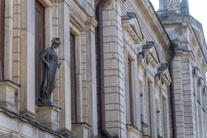 Москва. Скульптура на фасаде особняка, принадлежавшего золотопромышленнику Николаю Стахееву на Новой Басманной улице.