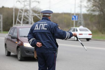 Пятигорск. Сотрудник дорожно-патрульной службы останавливает машину.