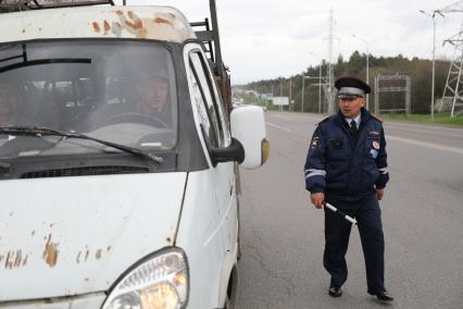 Пятигорск. Сотрудник дорожно-патрульной службы останавливает машину.